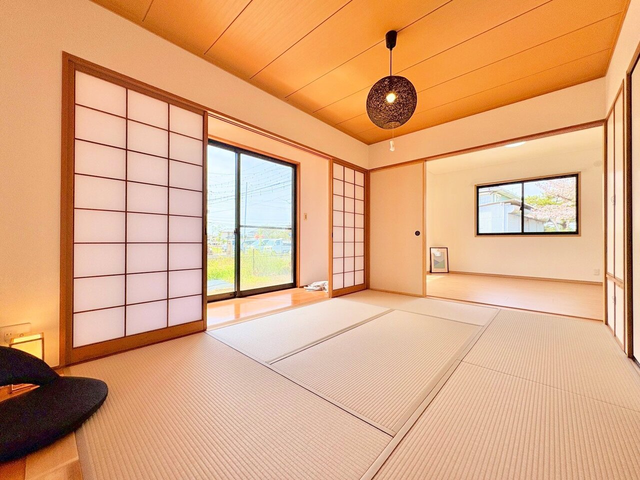 リビング横に和室がある間取りで落ち着いた中でゆったりと寛げます。