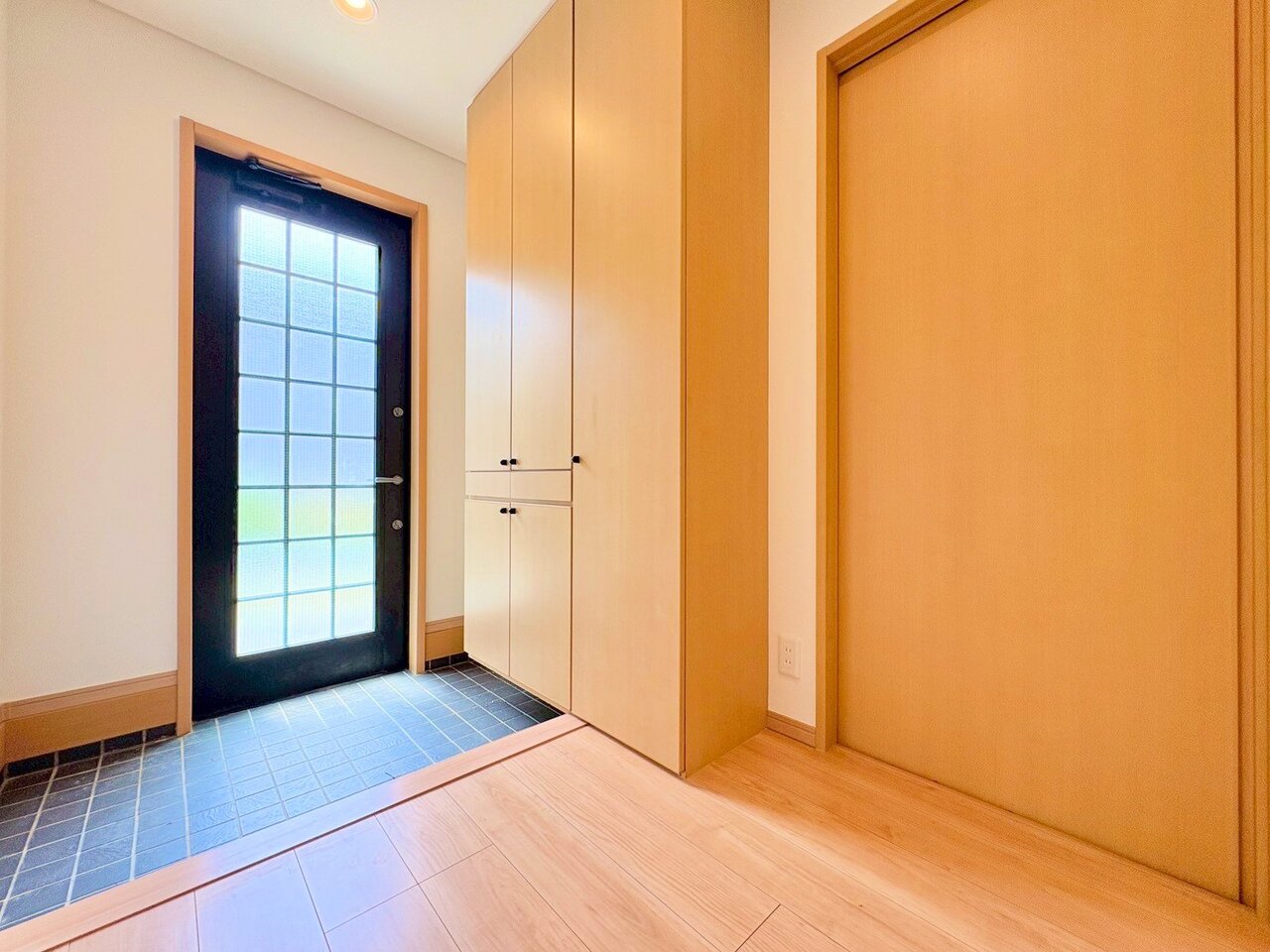 明るい玄関はお家の顔。だから清潔感がなければなりません。