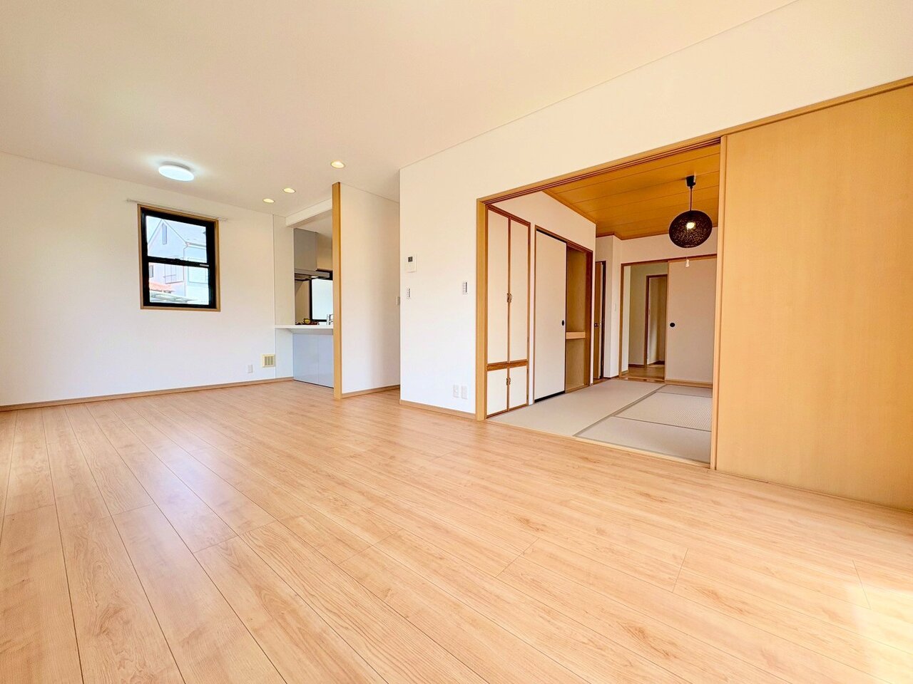 ＬＤＫと続き間の居室は扉を開放することで広さを感じられます。