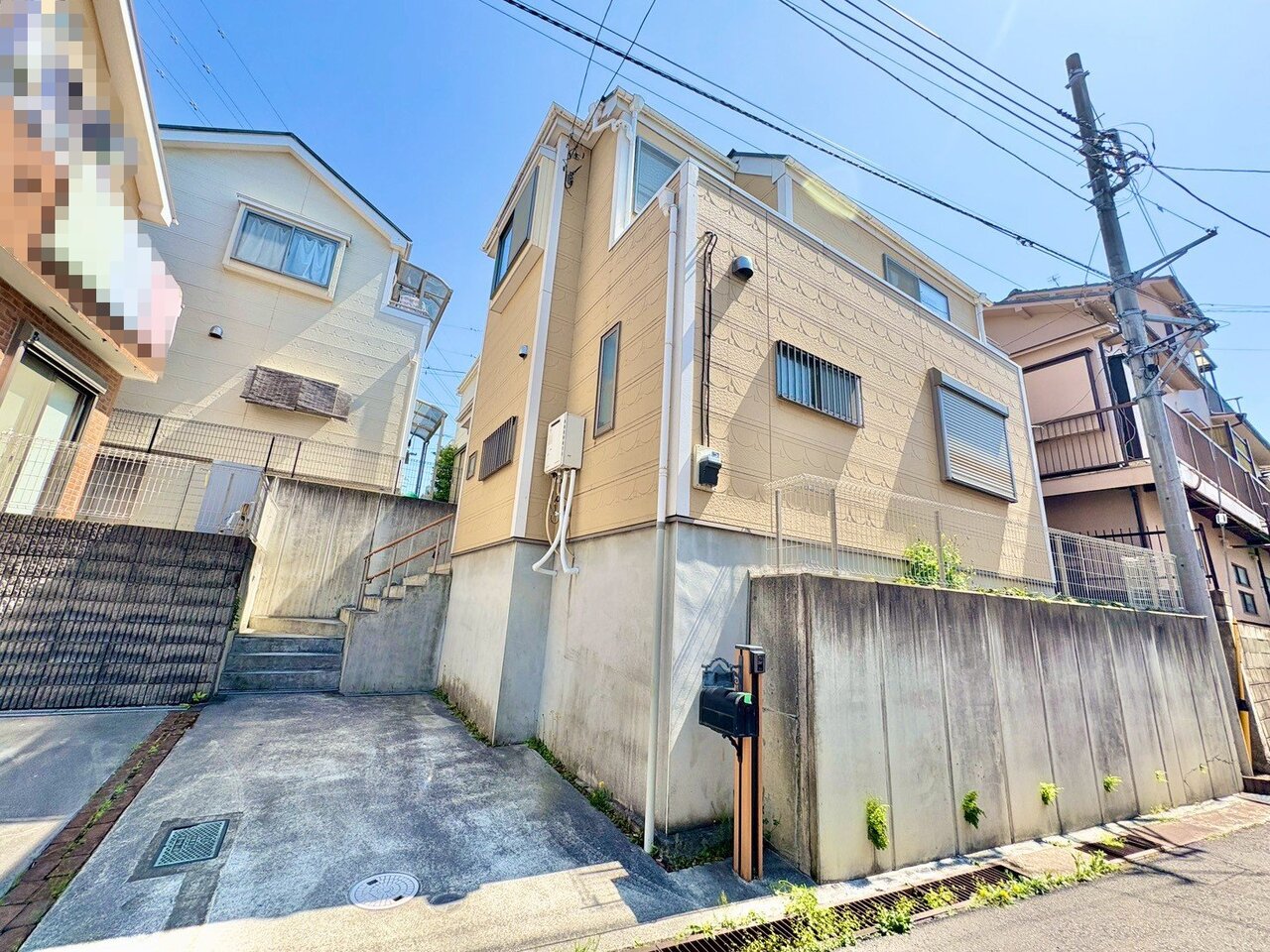 閑静な住宅街に位置します。周辺には買い物施設が充実した便利な住環境。