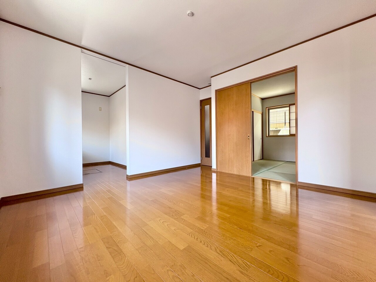 ひとつながりの空間になる、LDKと続き間居室のある間取り。