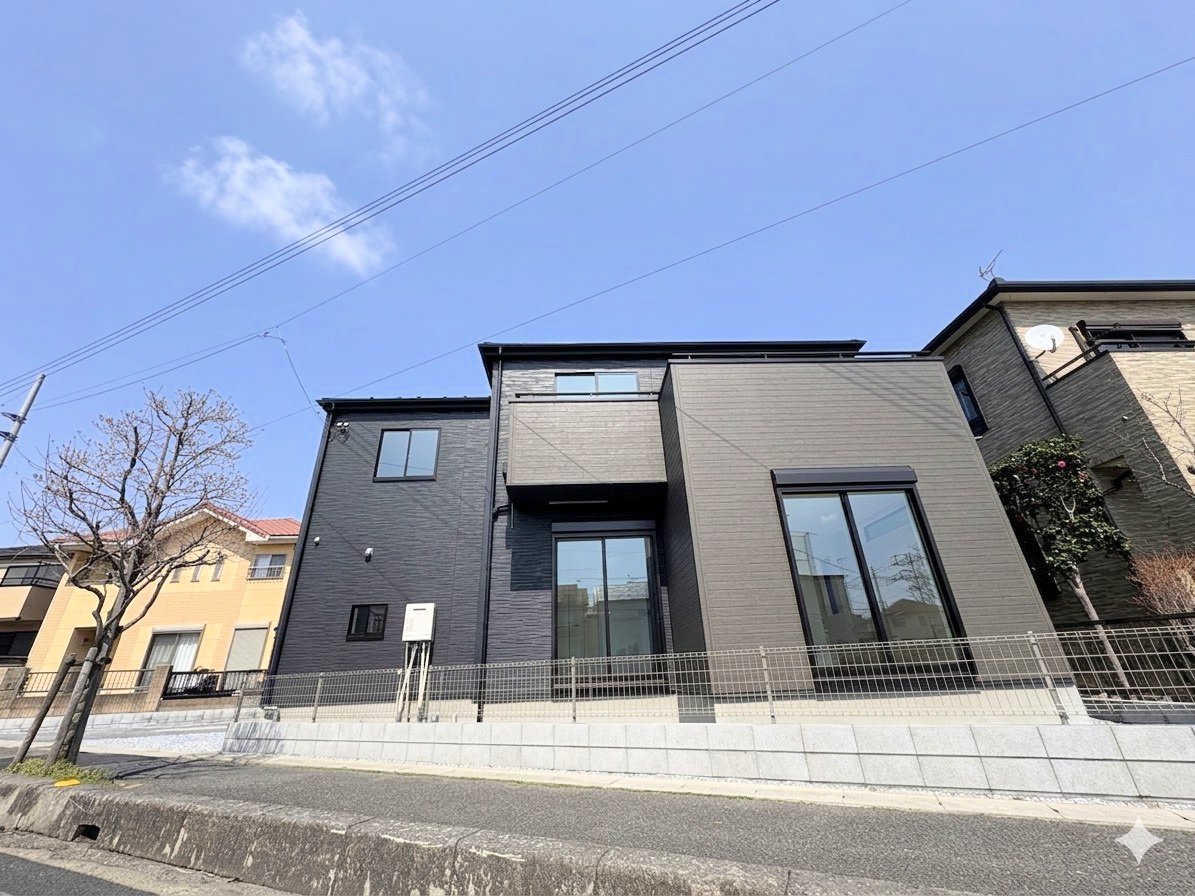 岩槻駅まで徒歩13分、南公道に面した全居室南向きのお住まいです。