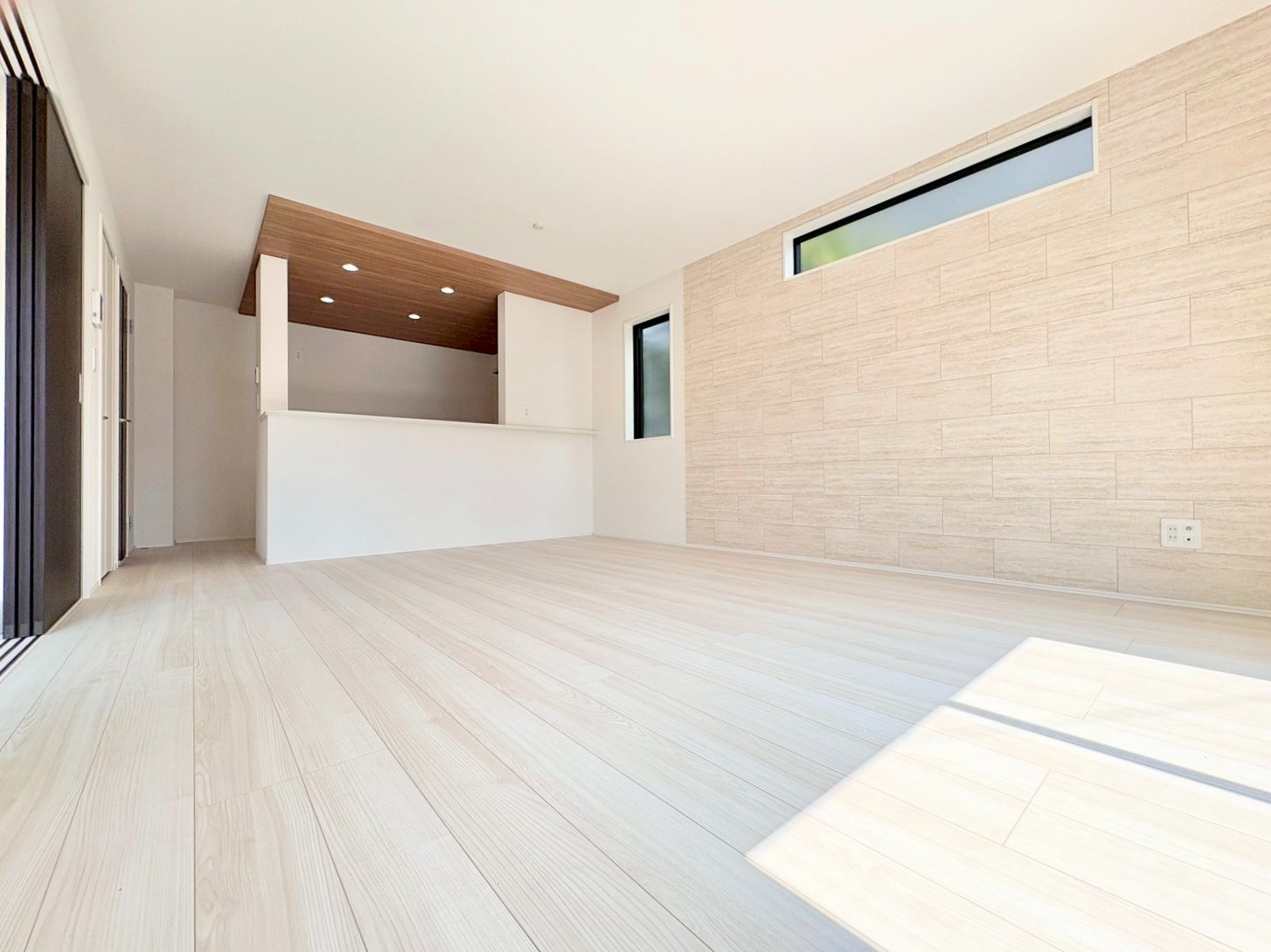 自然光が降り注ぐ明るくナチュラルな内装のリビングに仕上げました。