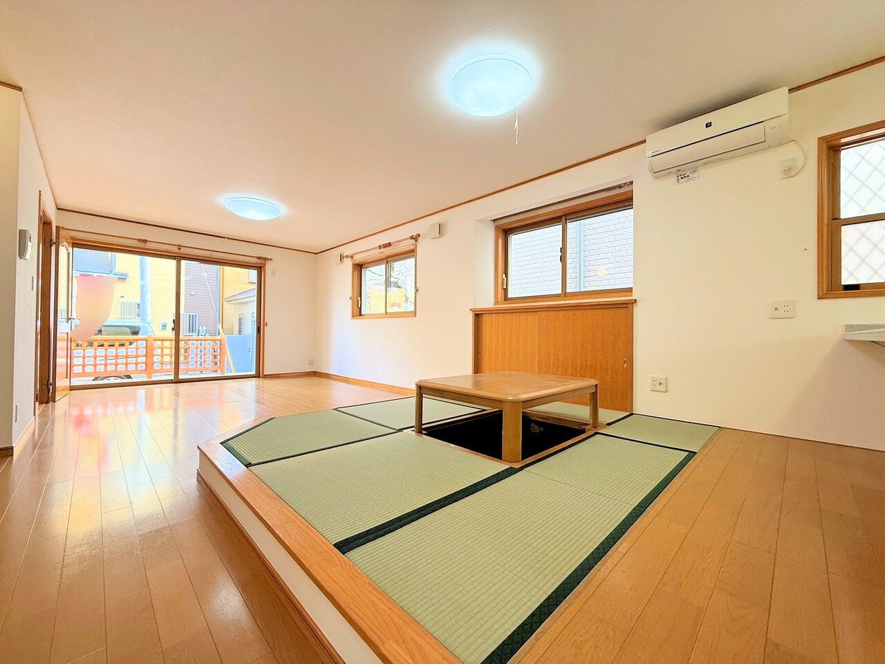 リビングの一角には小上がりのタタミコーナーがございます。