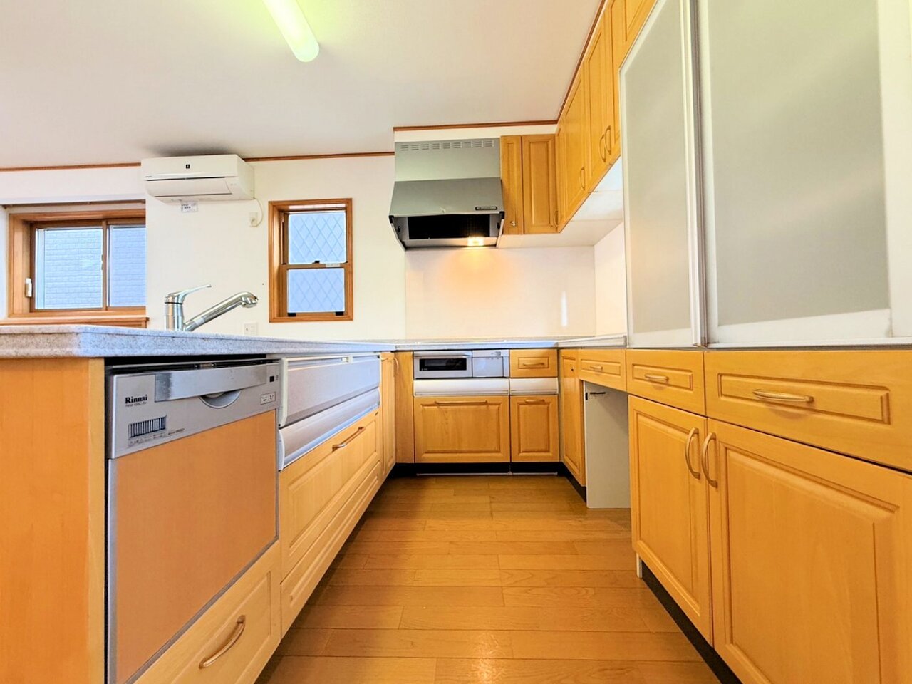 収納も多く大きな鍋やフライパン、調味料などスッキリ片付きます。