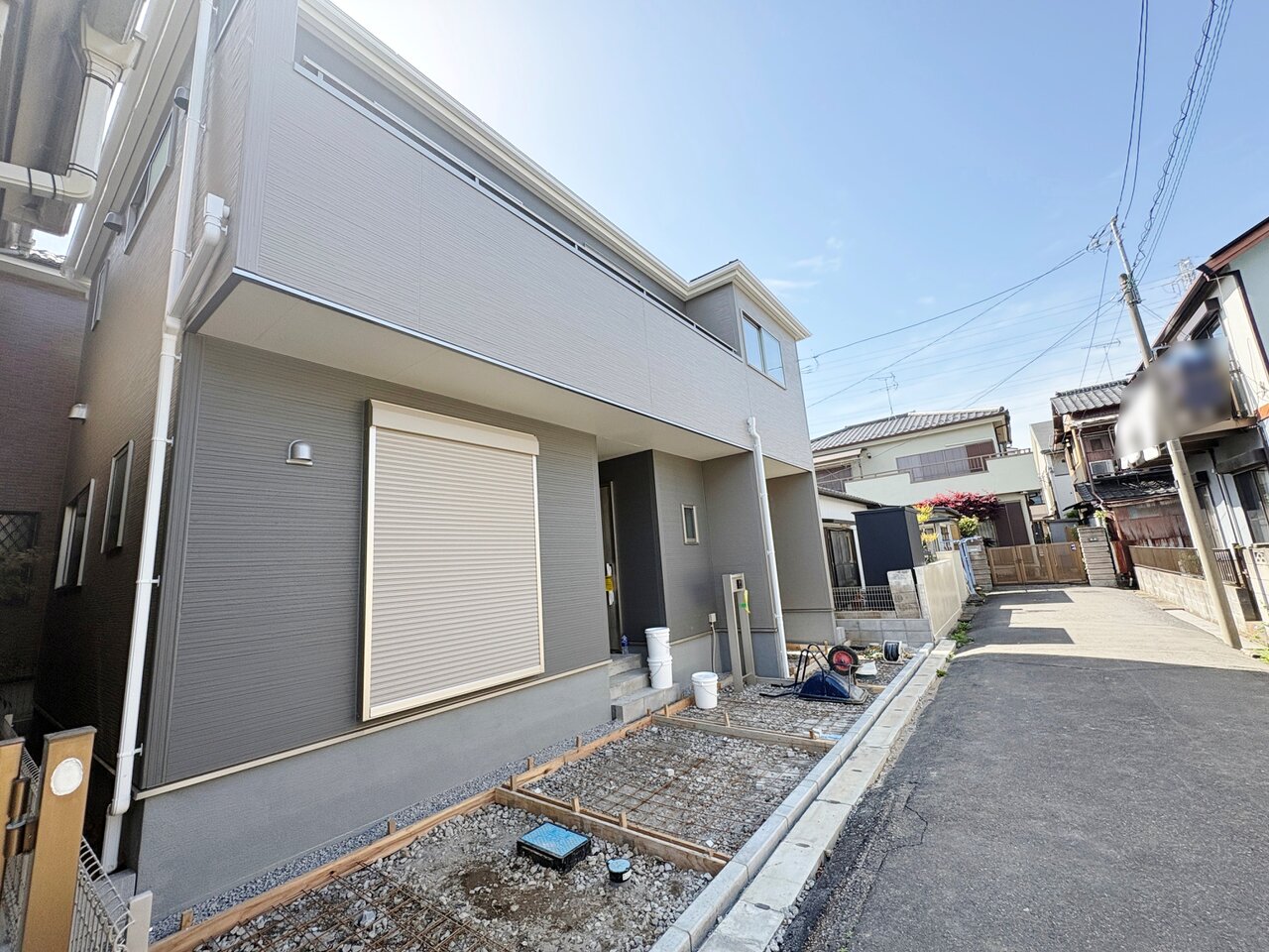 リビングはワイドバルコニーから明るい陽光が差し込みます。（令和8年4月 撮影）