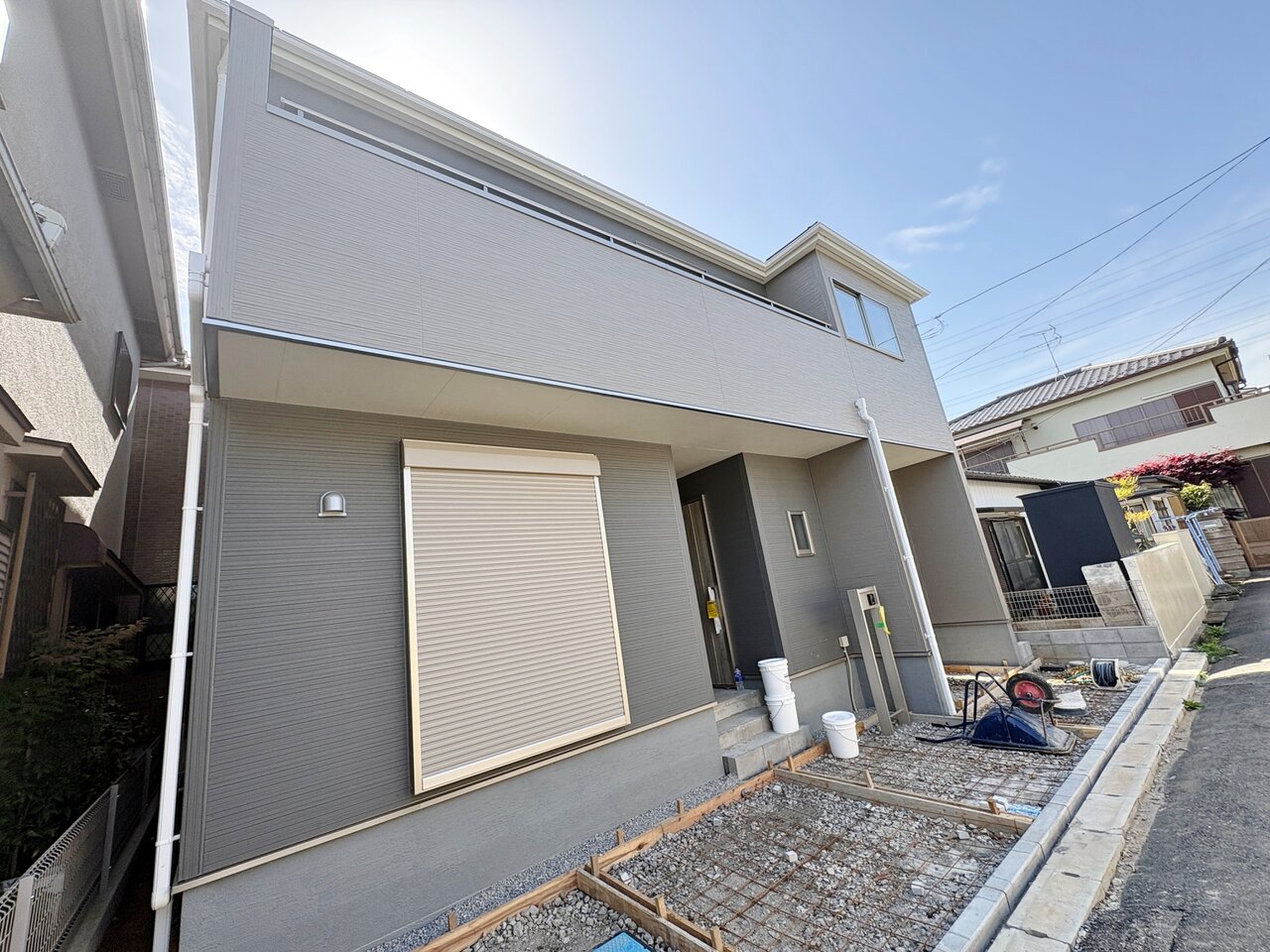 スーパーやドラッグストアが近く、買い物に便利な住環境。（令和8年4月 撮影）