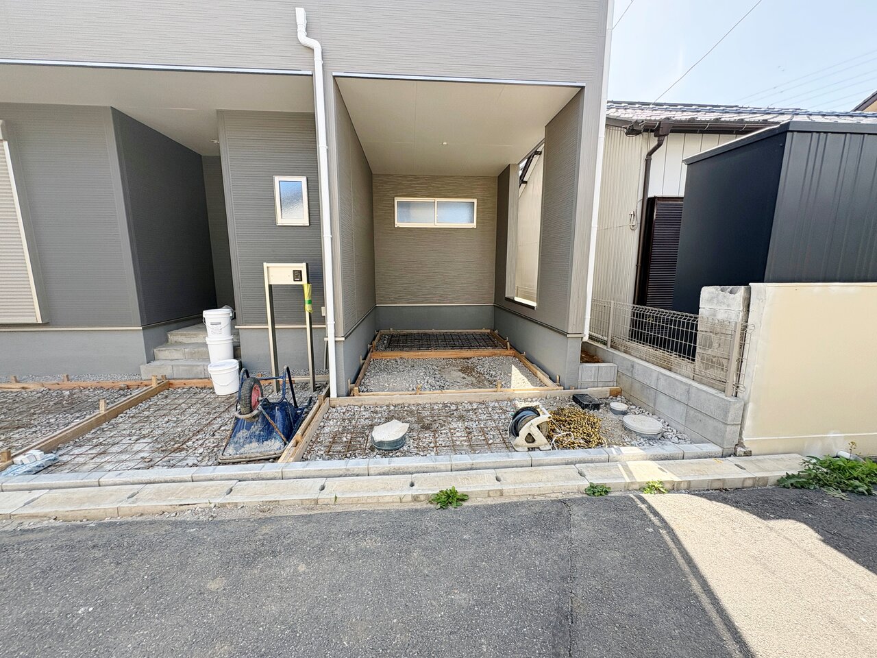 屋根付き駐車スペースは大事なお車を雨風から守ってくれます。（令和8年4月 撮影）