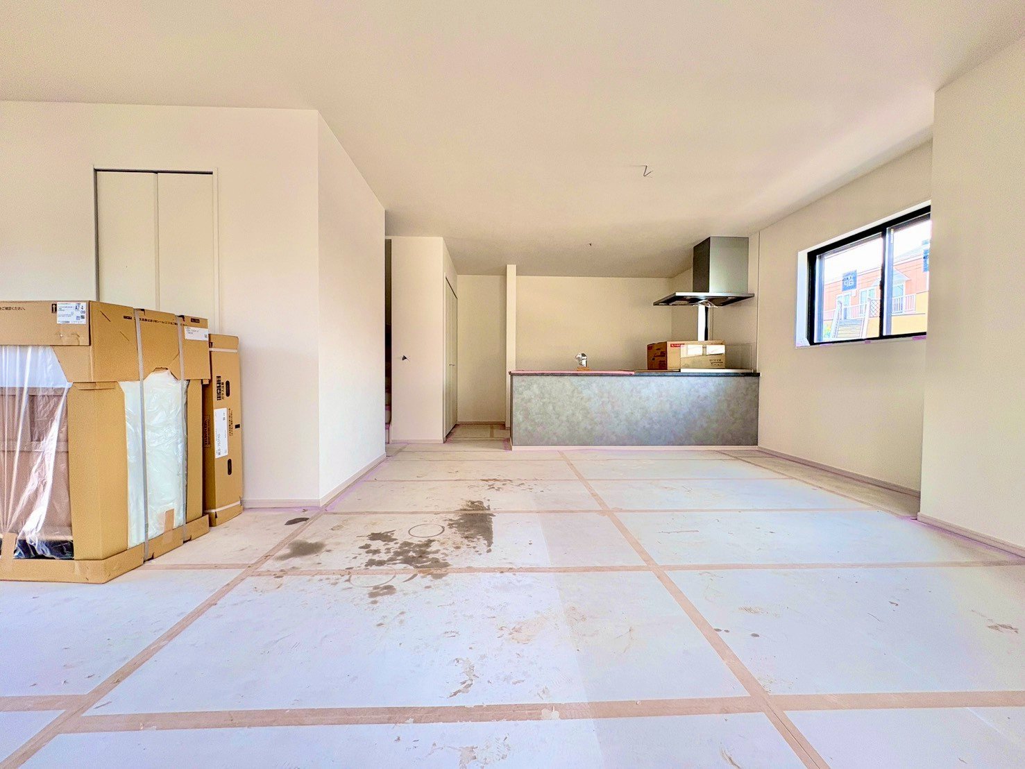 明るく開放的な空間が広がる、キッチン・ダイニング・リビング。(令和8年3月 撮影)