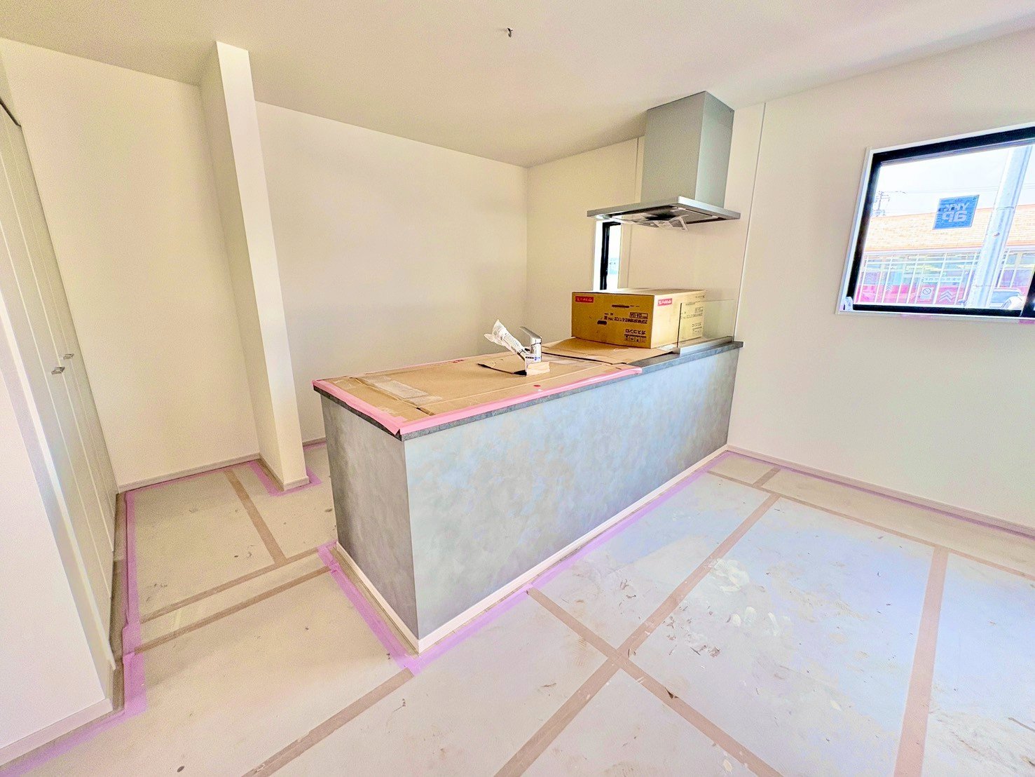 スッキリとしたオープンスタイルのキッチンです。(令和8年3月 撮影)