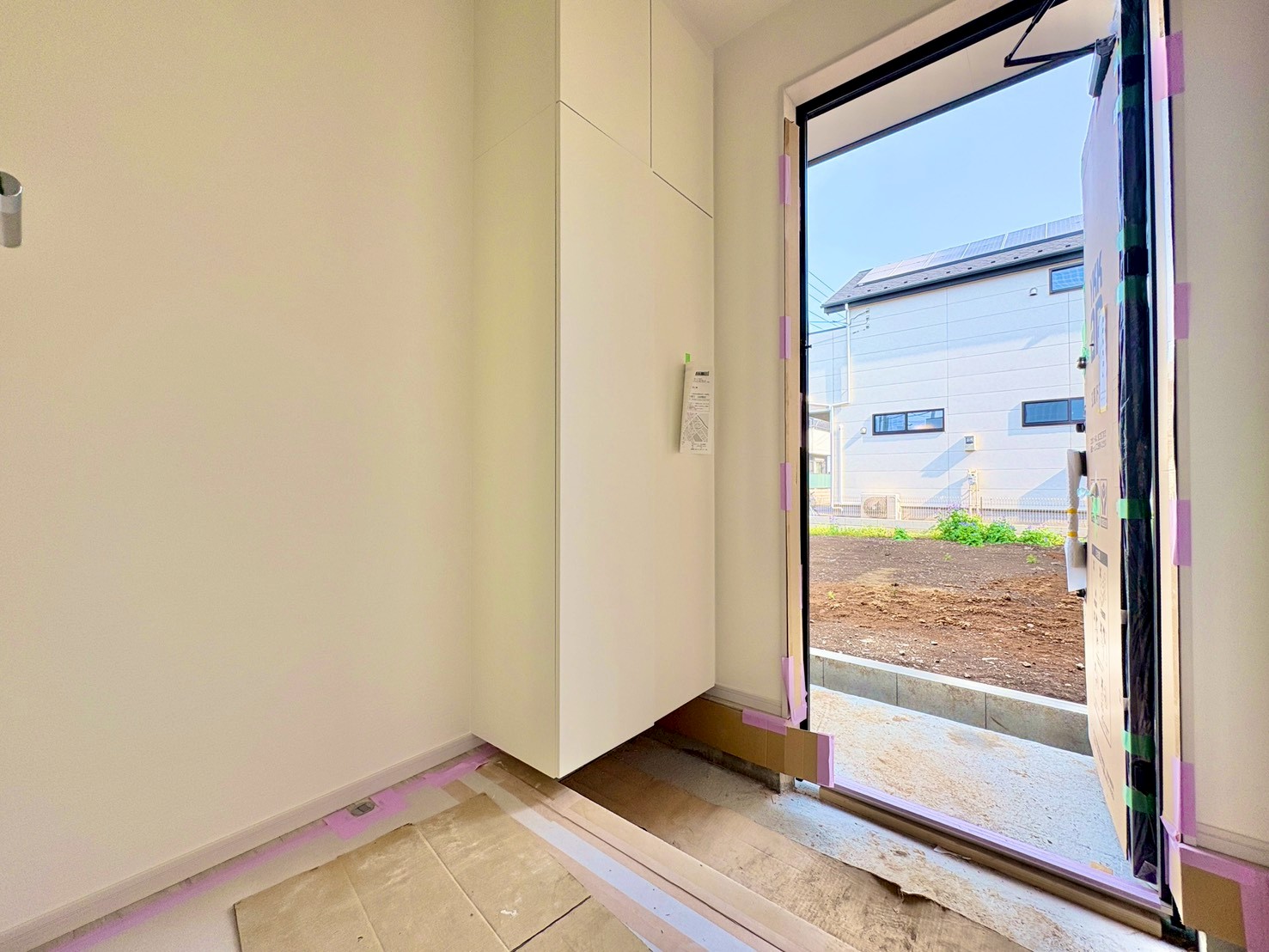 「行ってきます」と「ただいま」はこの玄関から始まります。(令和8年3月 撮影)