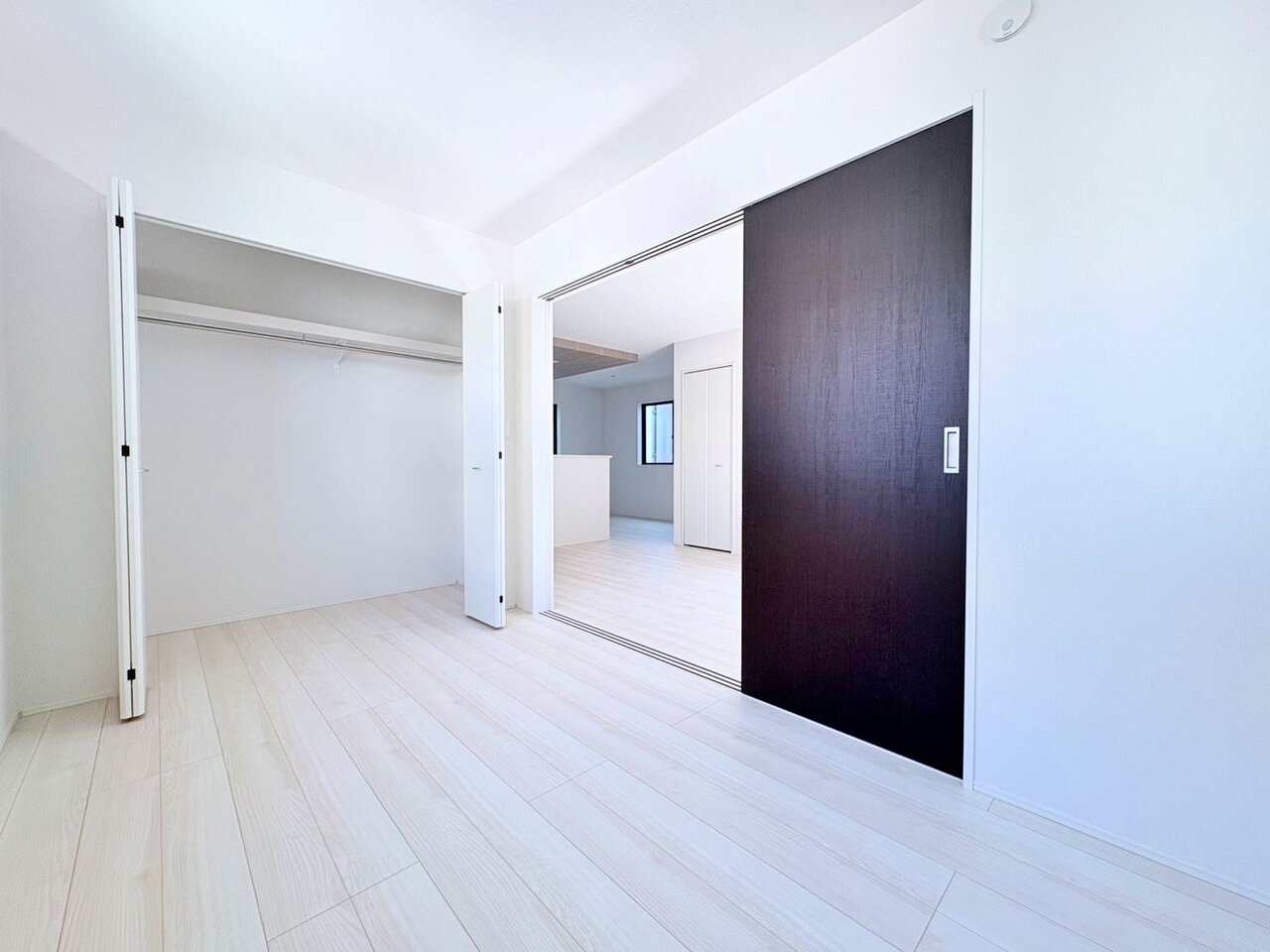 シンプルで品のある続き間居室を備えています。