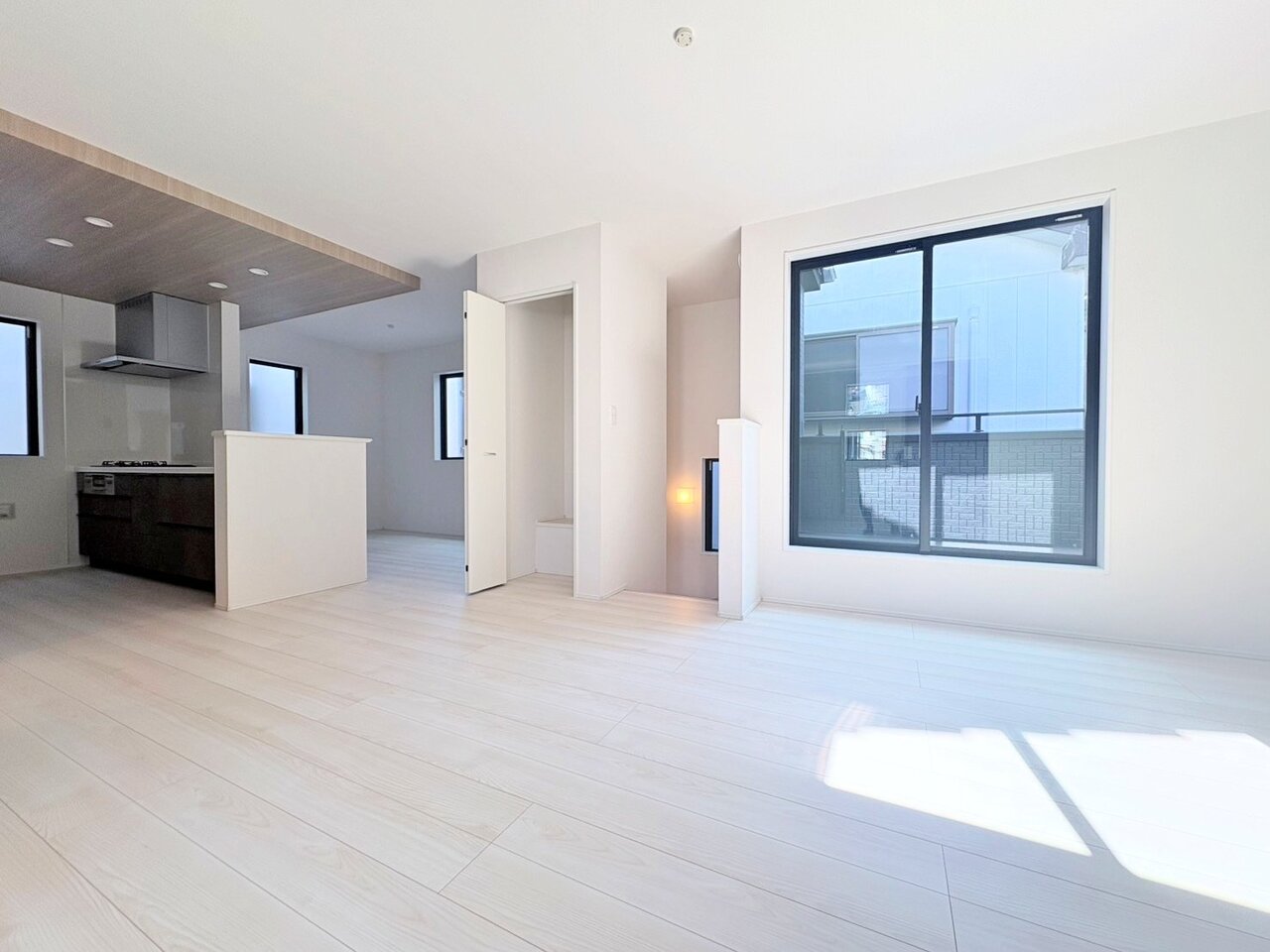 ２階リビングのレイアウトは空間を開放的に見せてくれます。