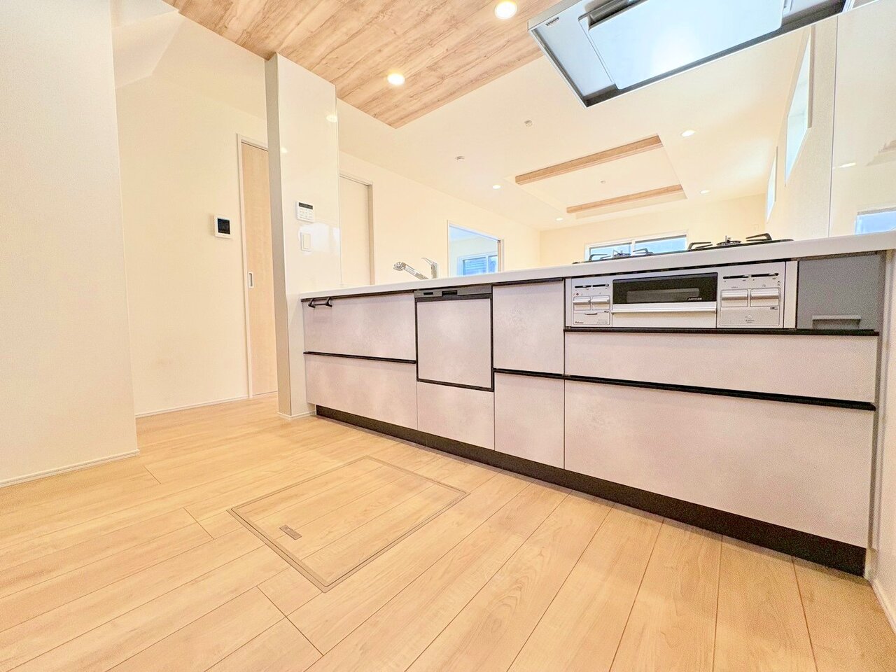 リビング全体を見渡せるよう対面式キッチンを採用しました。