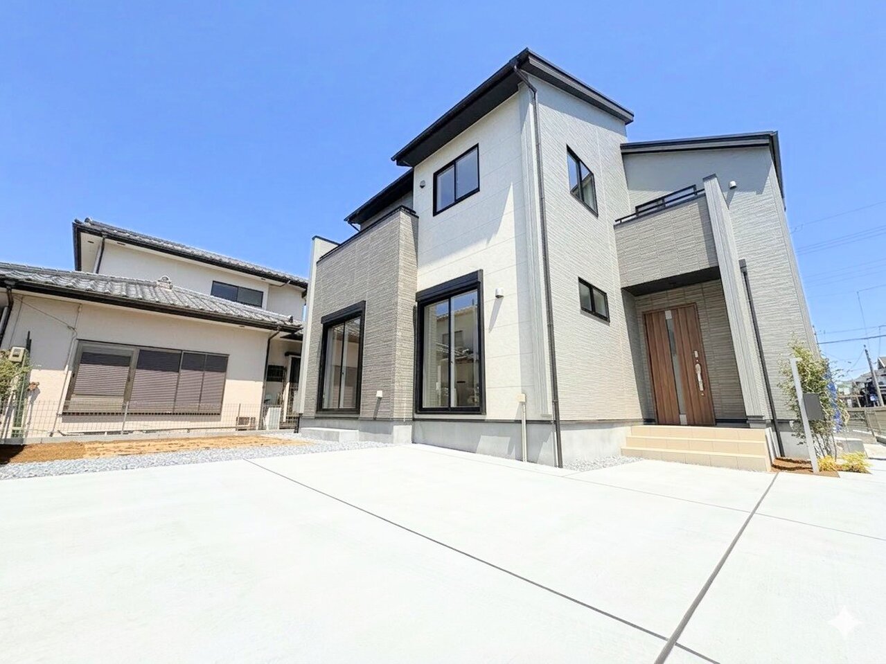 久喜駅まで徒歩13分、風格と同時に遊び心を感じさせる、個性の光るデザイン。