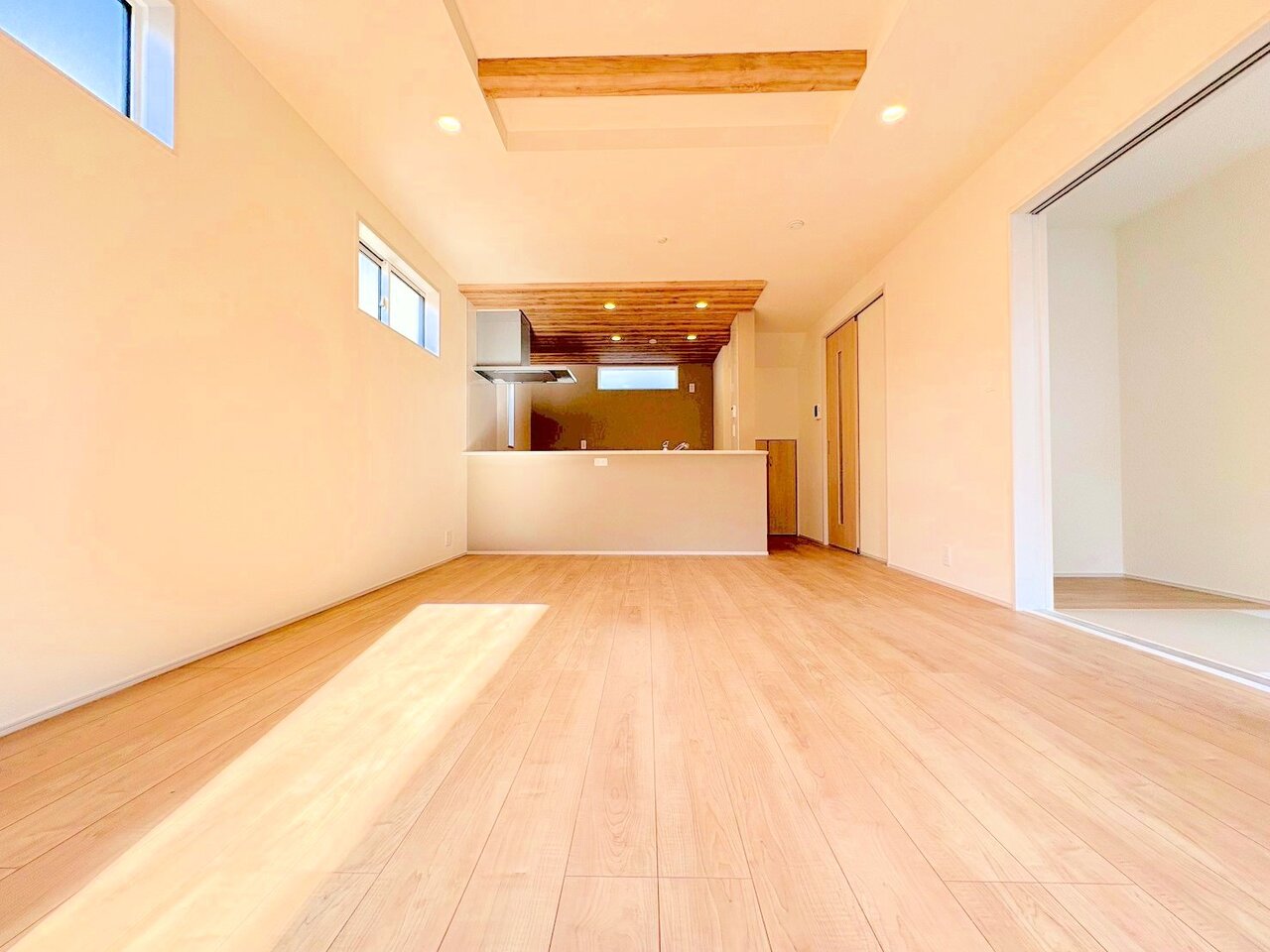 ＬＤＫと続き間の居室は扉を開放することで広さを感じられます。