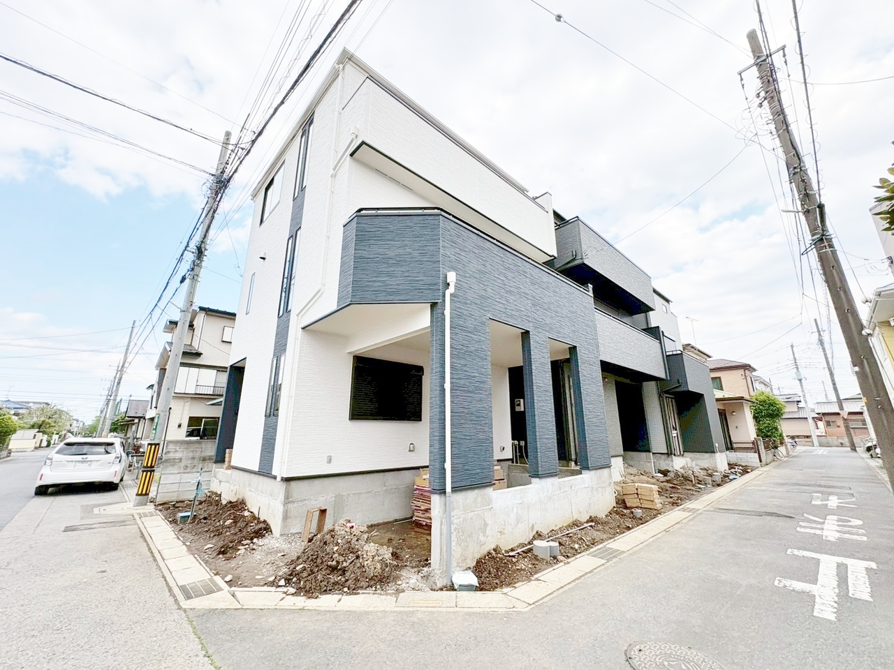 開放感のある角地に佇みます。東川口駅徒歩14分の立地。(令和8年4月 撮影)