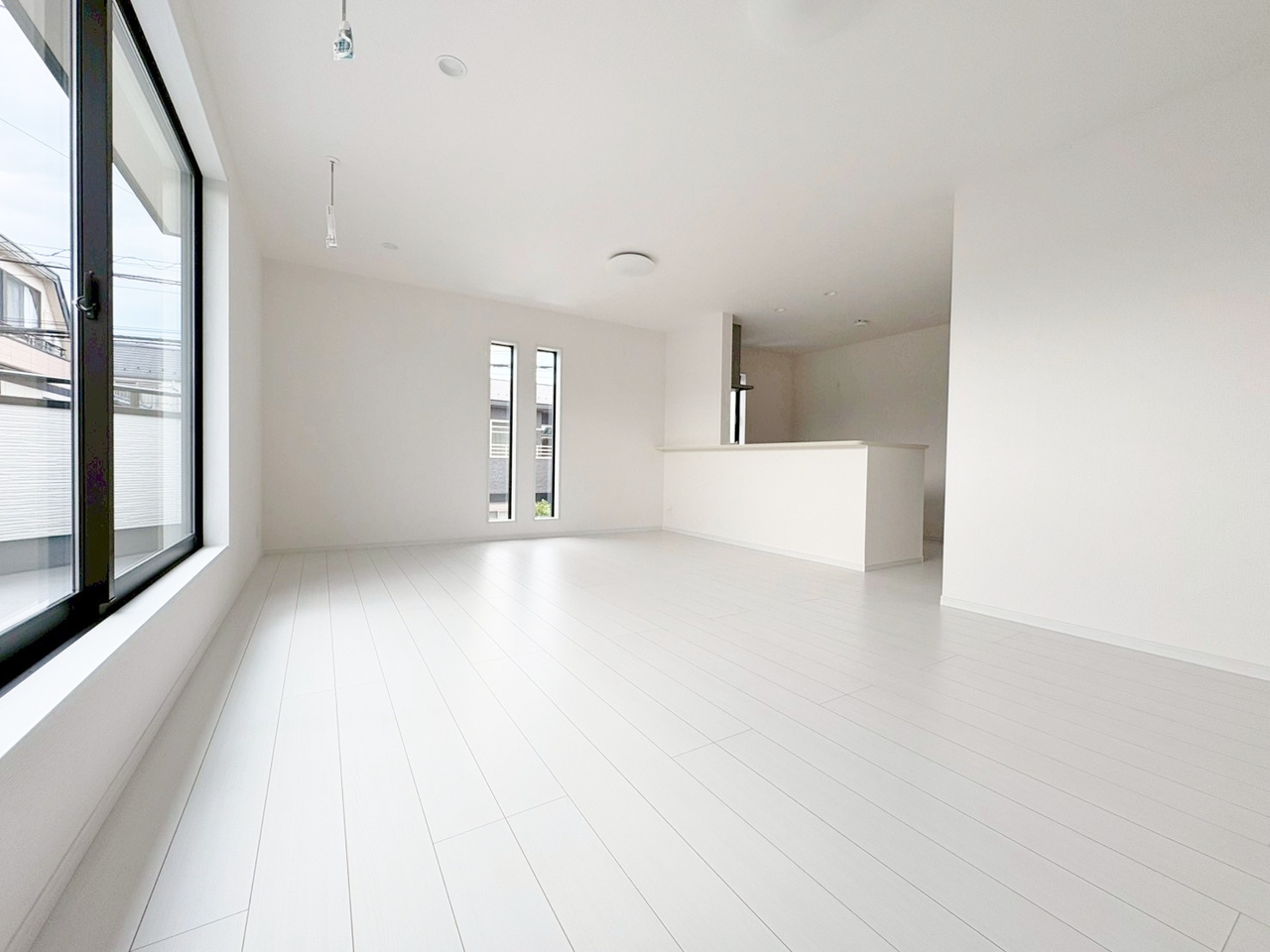 室内には豊かな陽光が注ぎ込み、爽やかな住空間を演出。