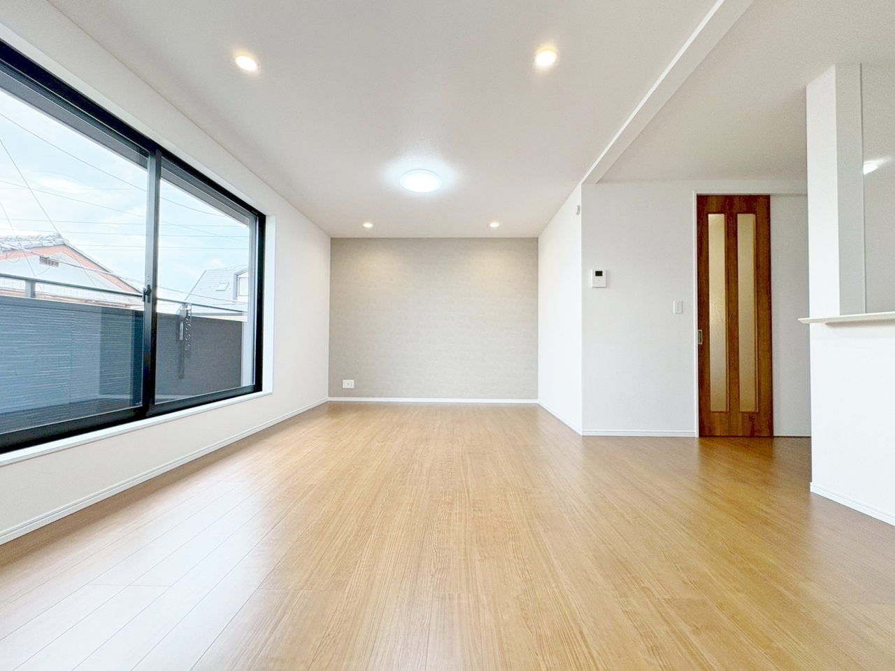 室内には豊かな陽光が注ぎ込み、爽やかな住空間を演出。