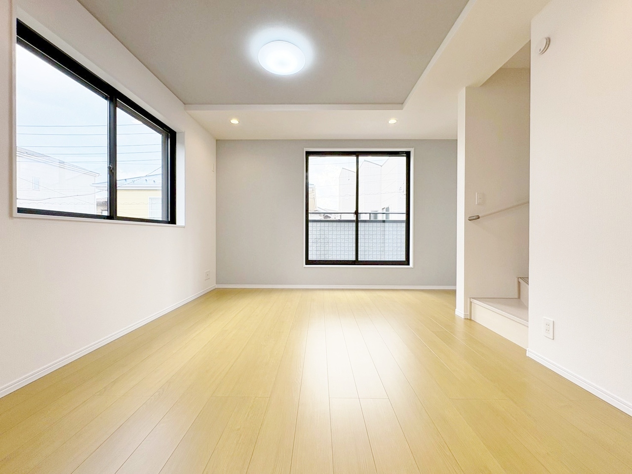 キッチンからリビング全体を見渡せる設計。