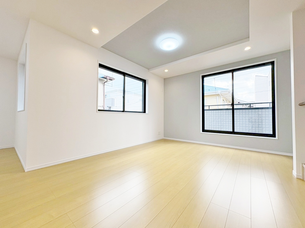 室内には豊かな陽光が注ぎ込み、爽やかな住空間を演出。