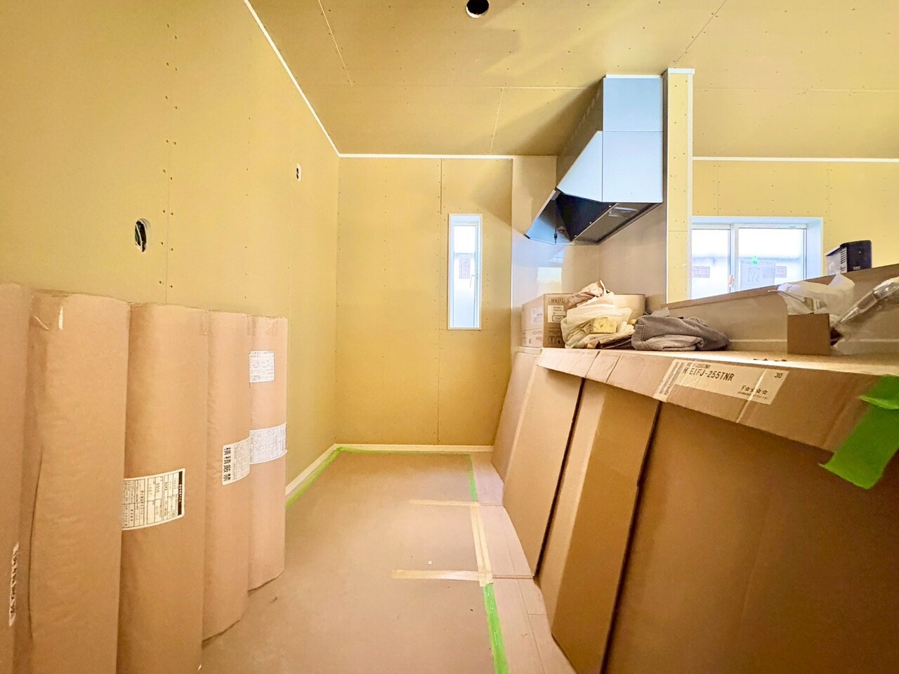 収納も多く、大きな鍋やフライパン、調味料などもスッキリ片付きます。(令和8年4月 撮影)