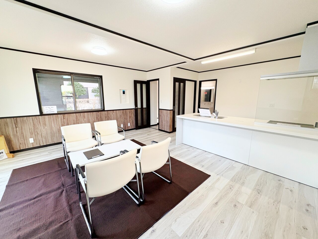 リビングには床暖房完備。キッチンからリビング全体を見渡せます。