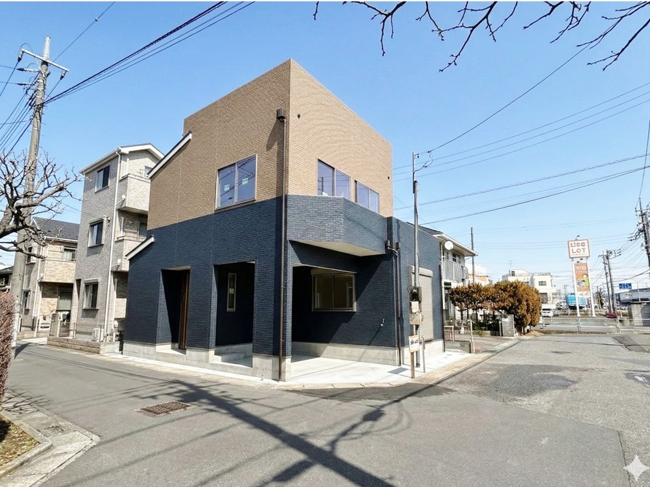 三方角地に面した邸宅。陽当たり・通風良好です。