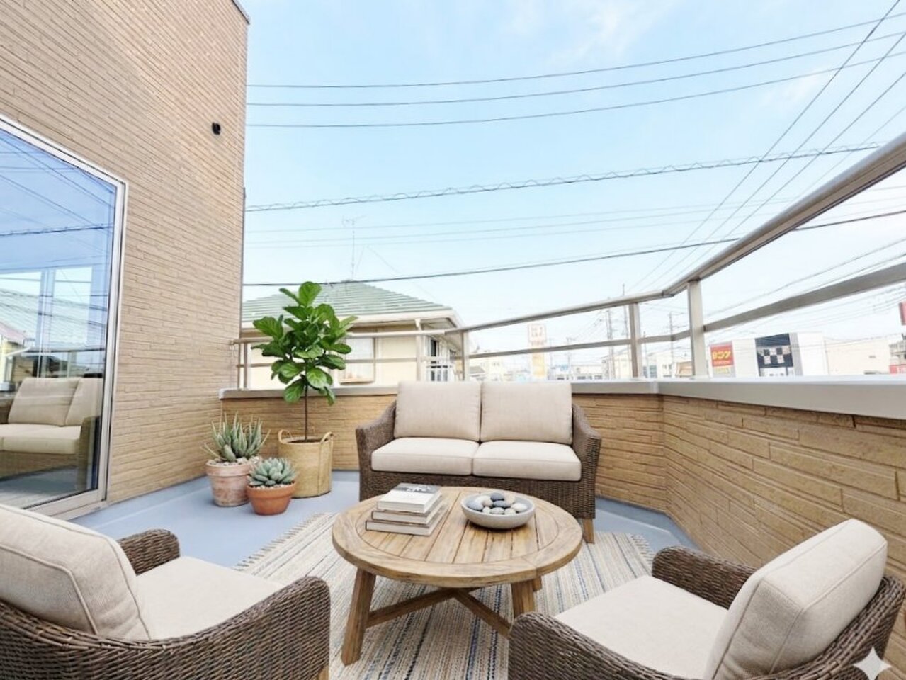 心地よい陽光や風を感じられるバルコニー。※現況物件写真にCG画像処理済み