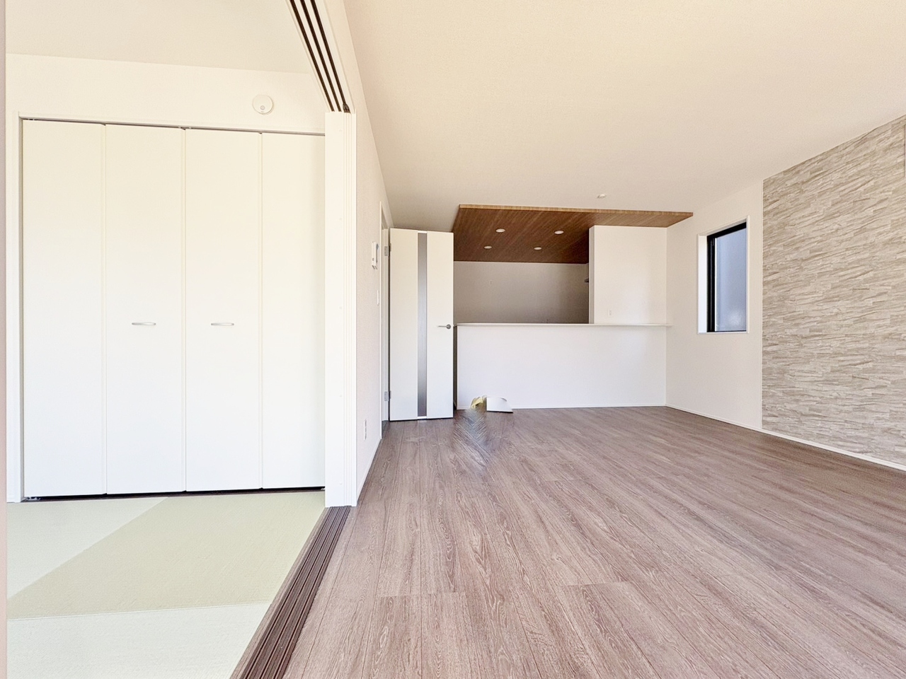 リビング横に和室がある間取りで落ち着いた中でゆったりと寛げます。