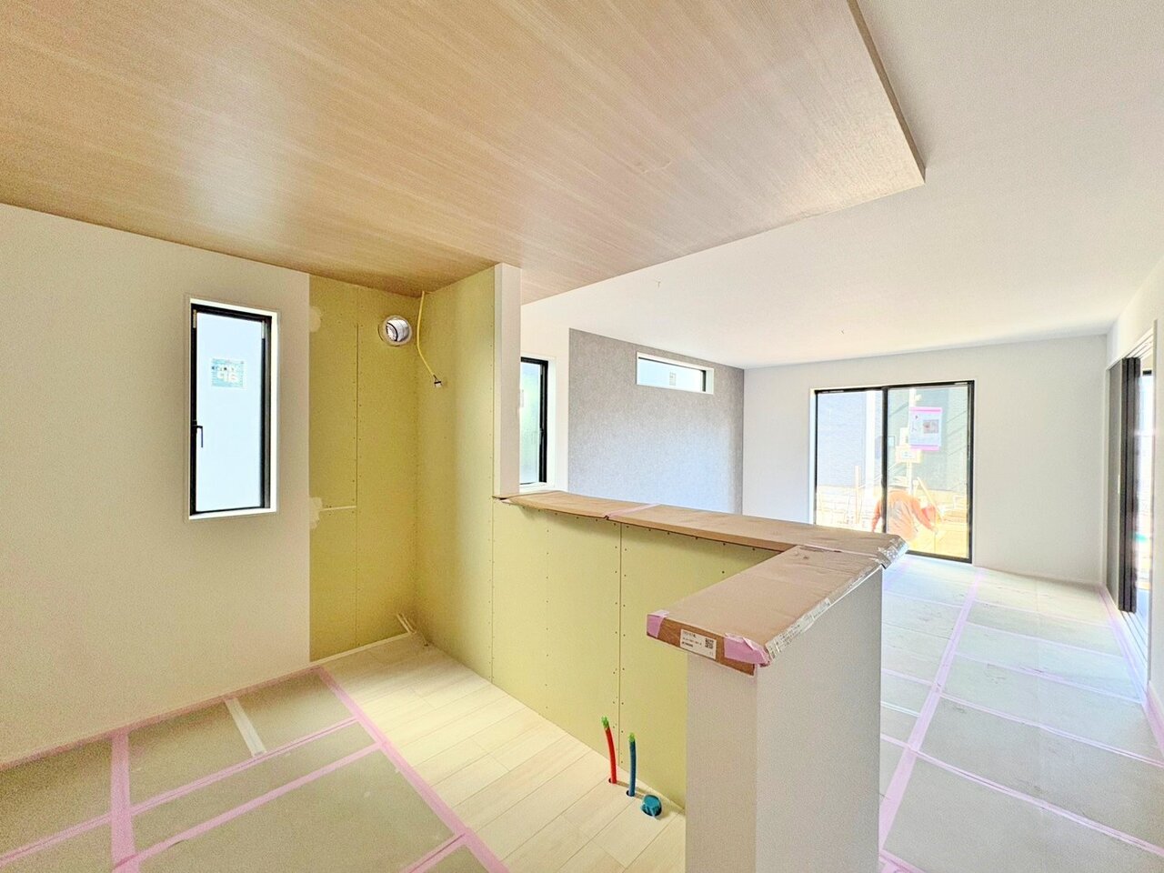 リビング全体を見渡せるよう対面式キッチンを採用しました。(令和8年4月 撮影)