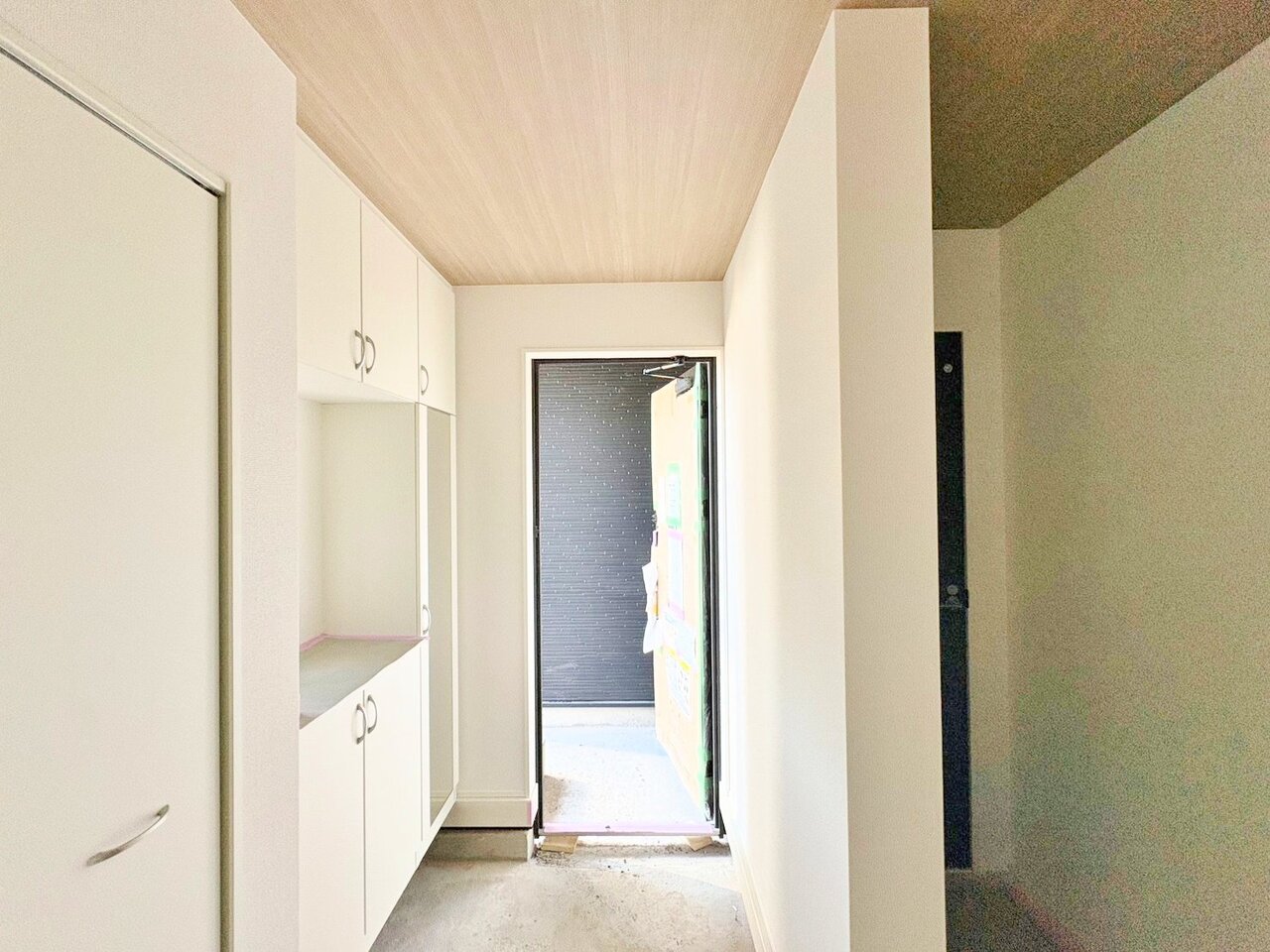 毎日利用する玄関は明るく快適にそして豪華でありたい。(令和8年4月 撮影)