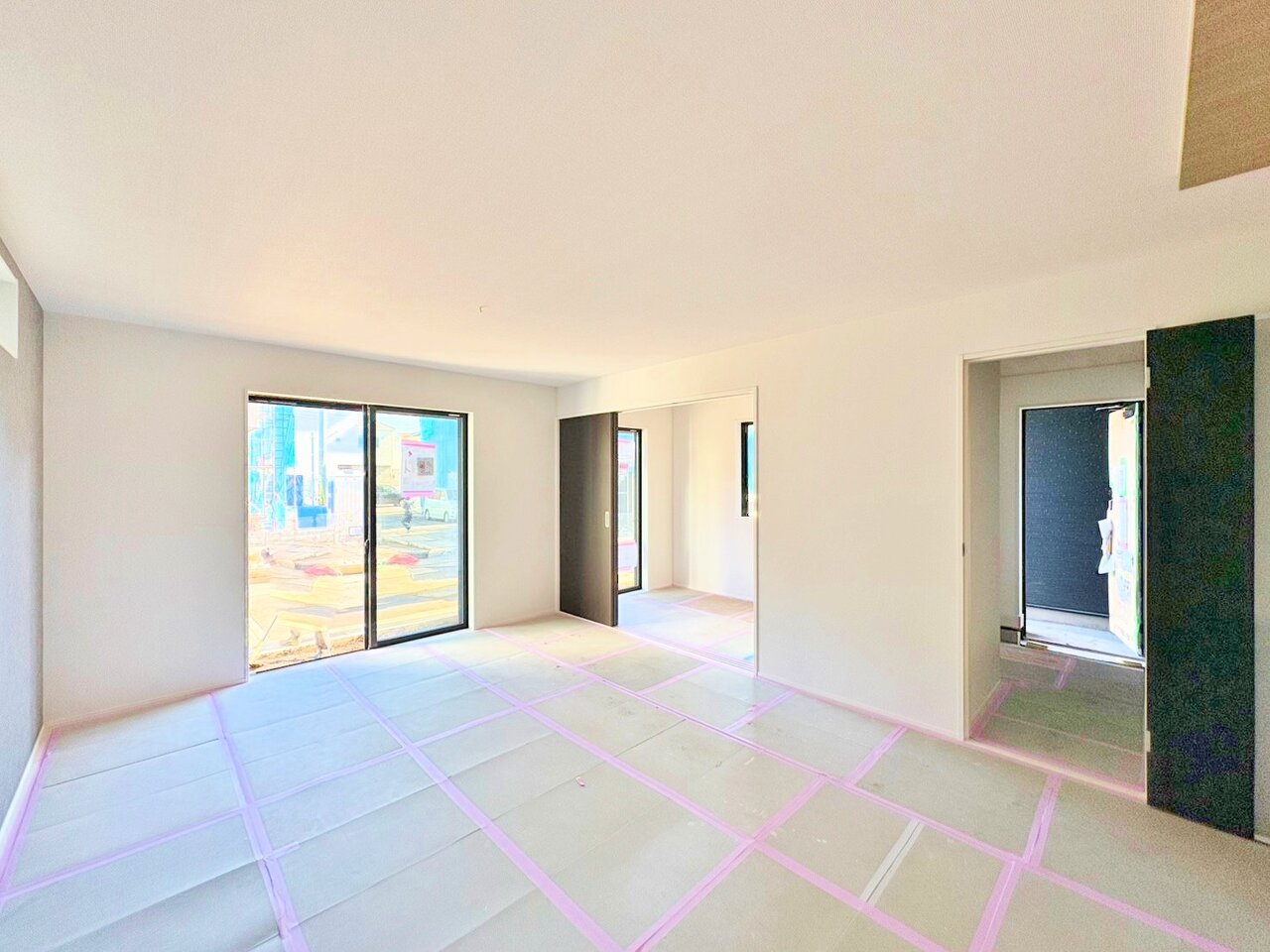 ＬＤＫ横にはシンプルで品のある続き間のお部屋を備えています。(令和8年4月 撮影)