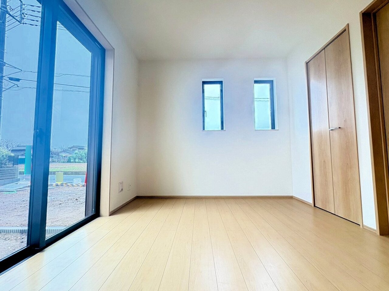 リビングと続き間の洋室です。