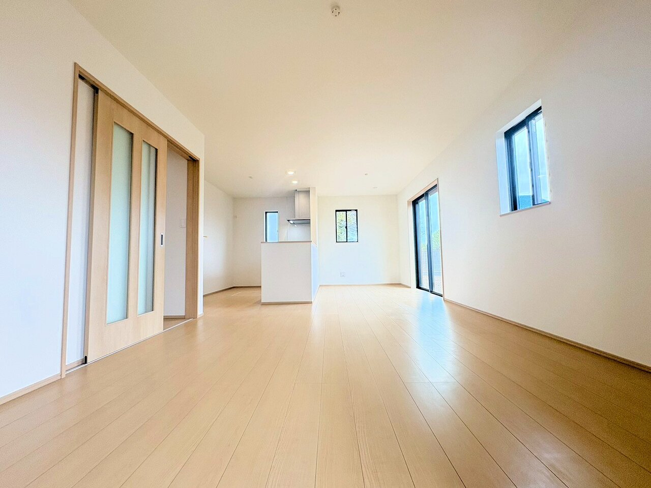 玄関ホールの先は帰宅した家族を笑顔で迎えるリビング。