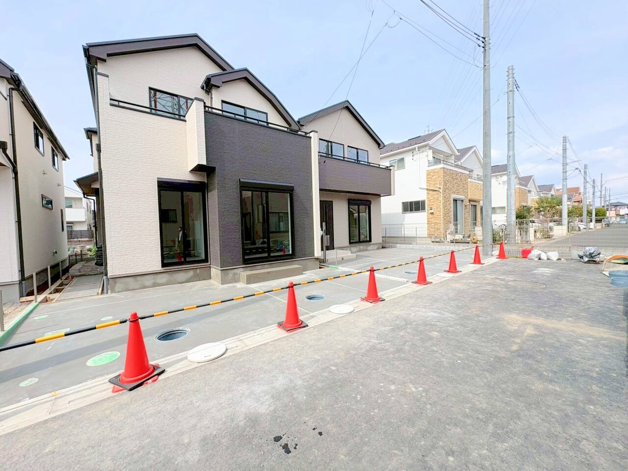 右が当物件。周辺環境とのコラボレーションにより統一感を演出。(令和8年4月 撮影)