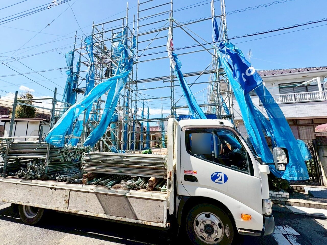 南東5m公道に面したカースペースに並列で2台駐車可能です。(令和8年4月 撮影)