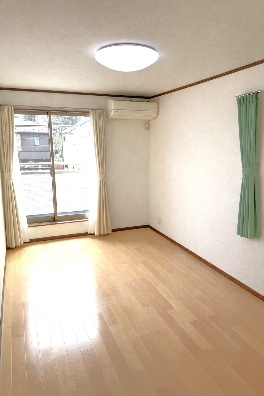 バルコニーに面した主寝室は日照に恵まれたお部屋。