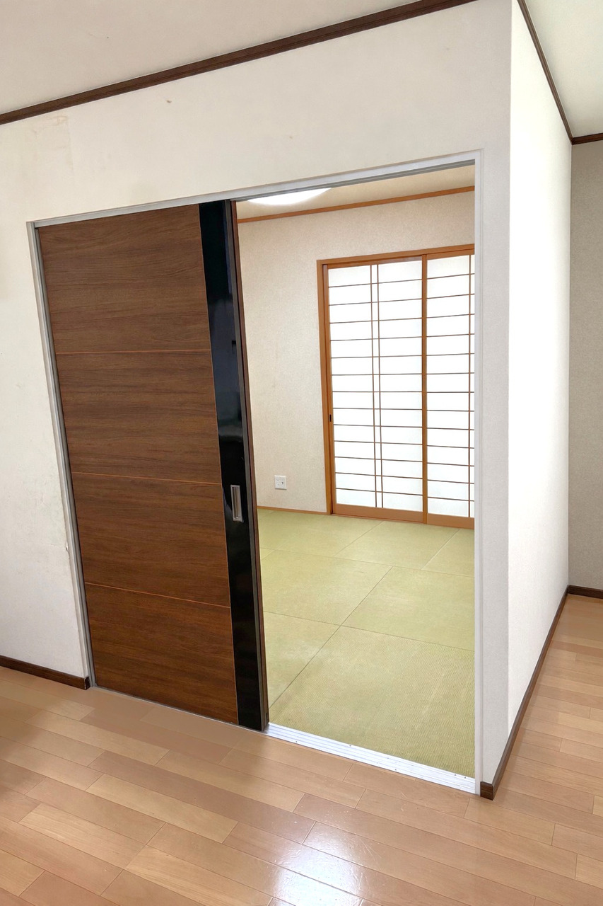 LDK横にはシンプルで品のある続き間のお部屋を備えています。