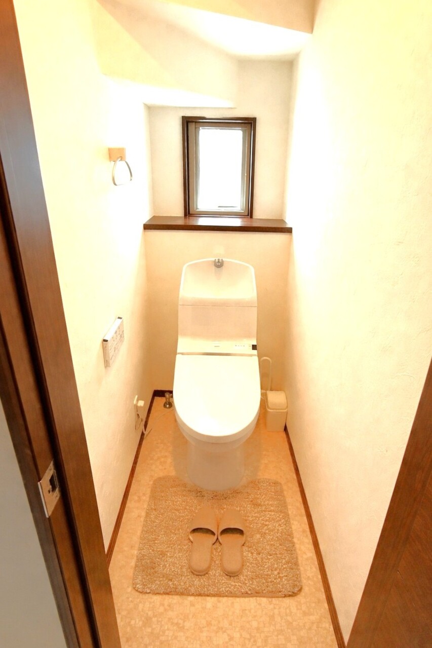 清潔感のあるトイレは窓が付いて実用性も兼ね備えた造り。