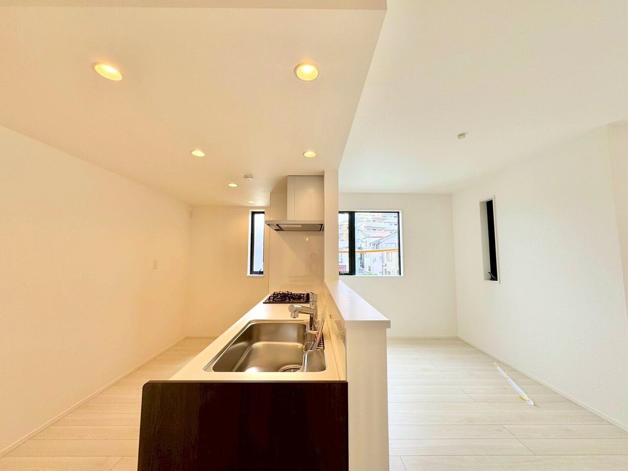 明るい自然光が入る作業スペースを多くとったキッチン。