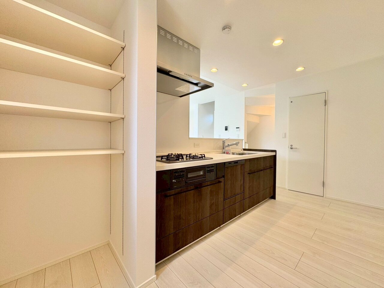 可動棚付きで便利に使えます。