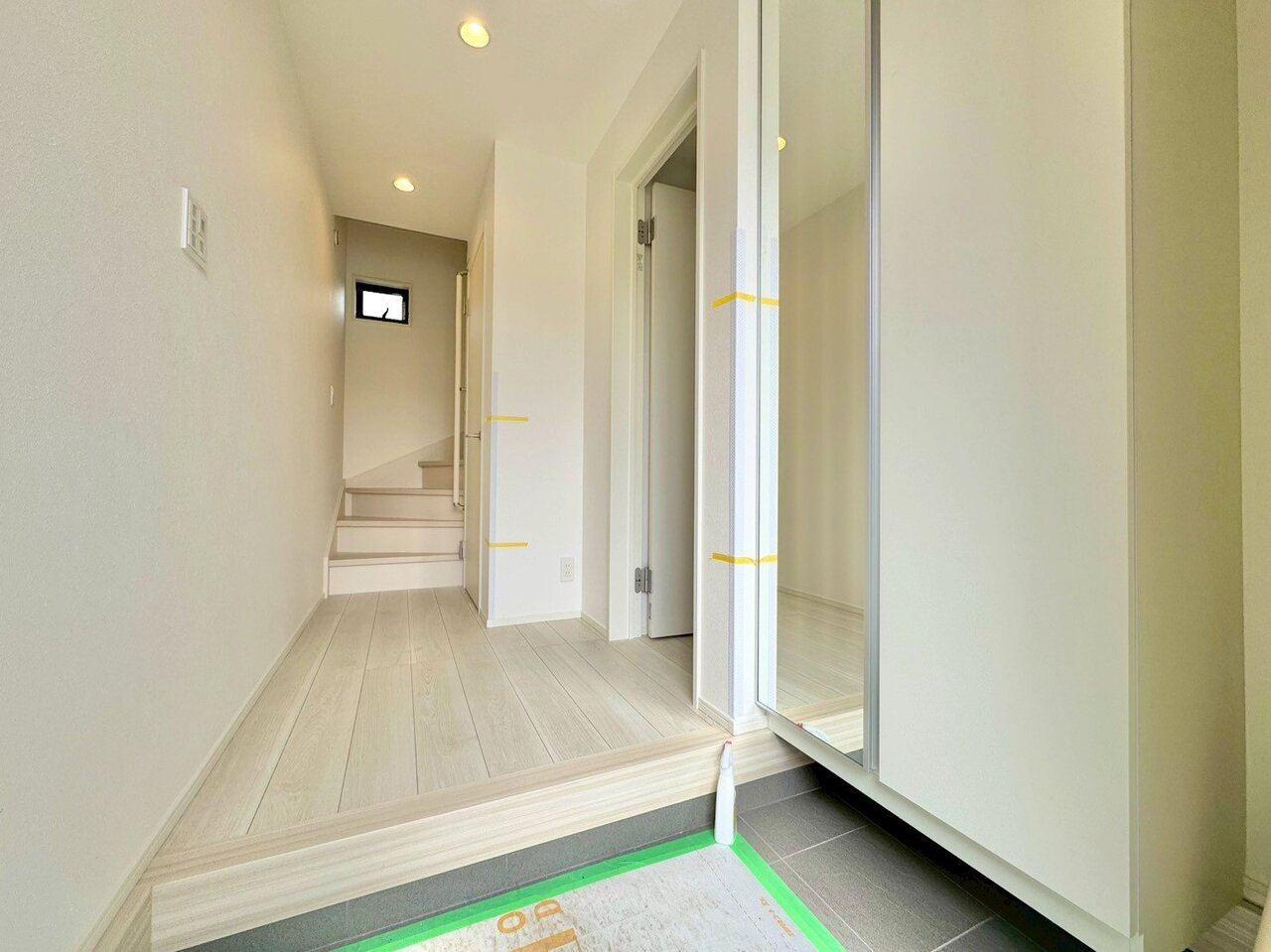 「行ってきます」と「ただいま」はこの玄関から始まります。