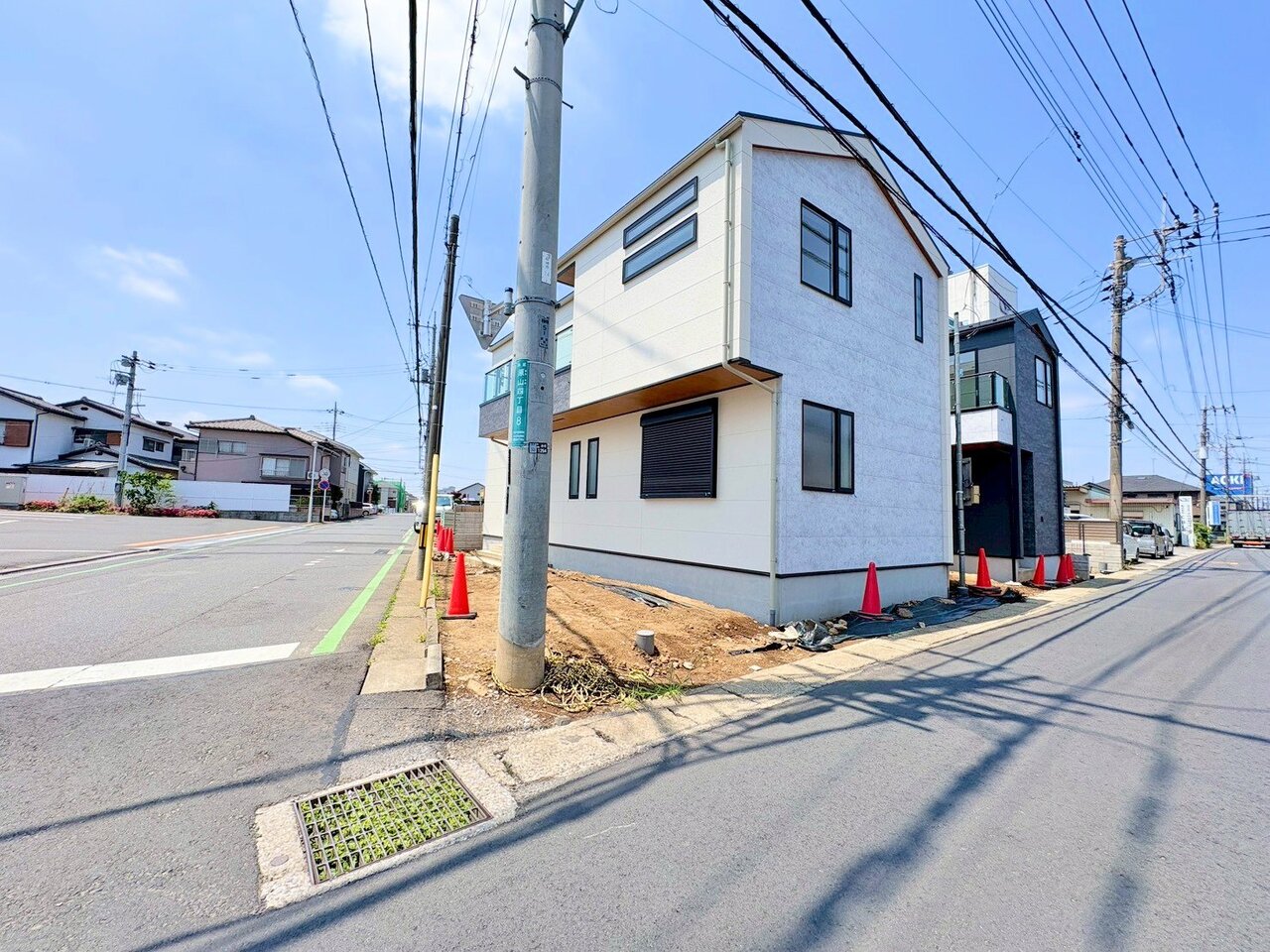 右が当物件。周辺環境とのコラボレーションにより統一感を演出。(令和8年5月 撮影)