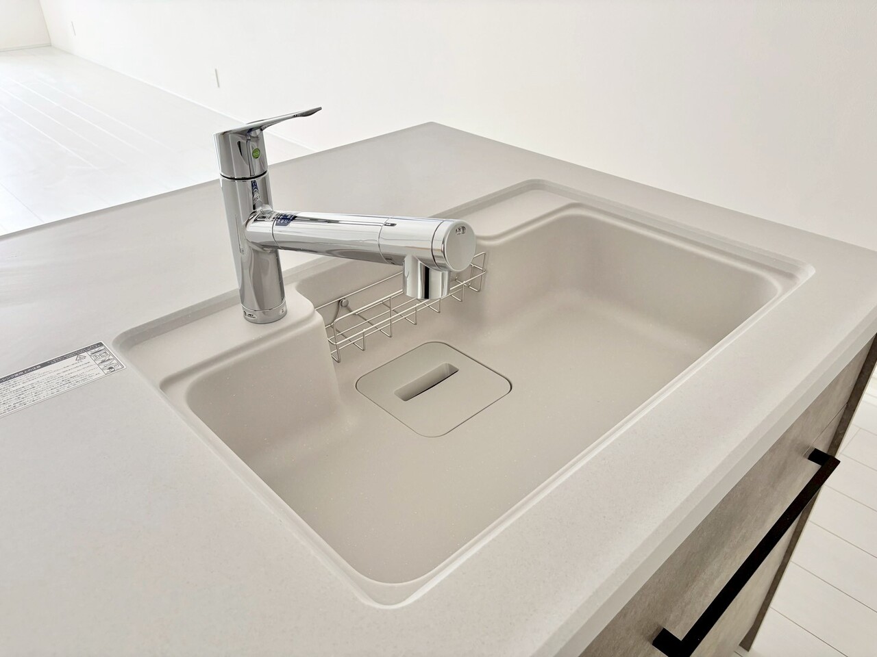 清潔感のあるホワイトのシンク。スタイリッシュなデザインでいつまでも飽きることなく使えます。
