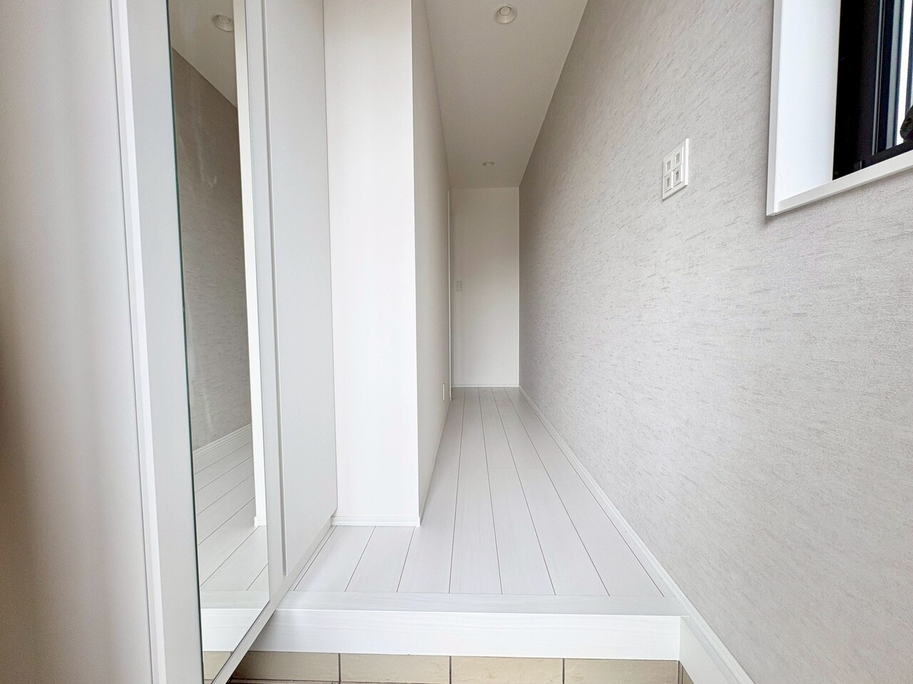 鏡が設置されているので、お洋服に合わせて靴もコーディネートしやすくなります。