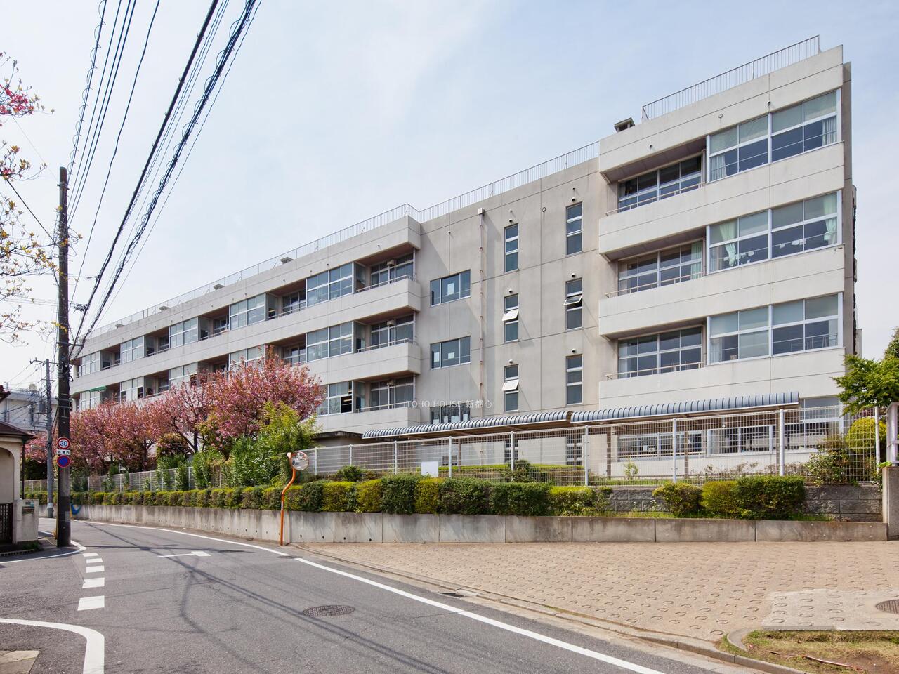 安行東中学校まで約750m