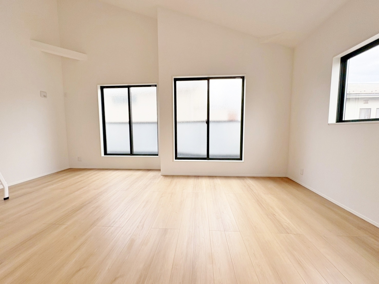 室内には豊かな陽光が注ぎ込み、爽やかな住空間を演出。