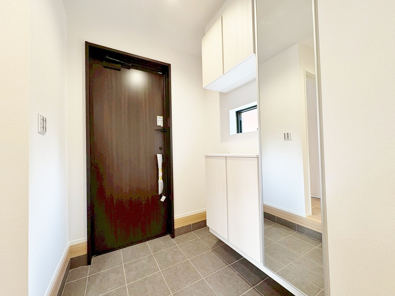 鏡が設置されているので、お洋服に合わせて靴もコーディネートしやすくなります。