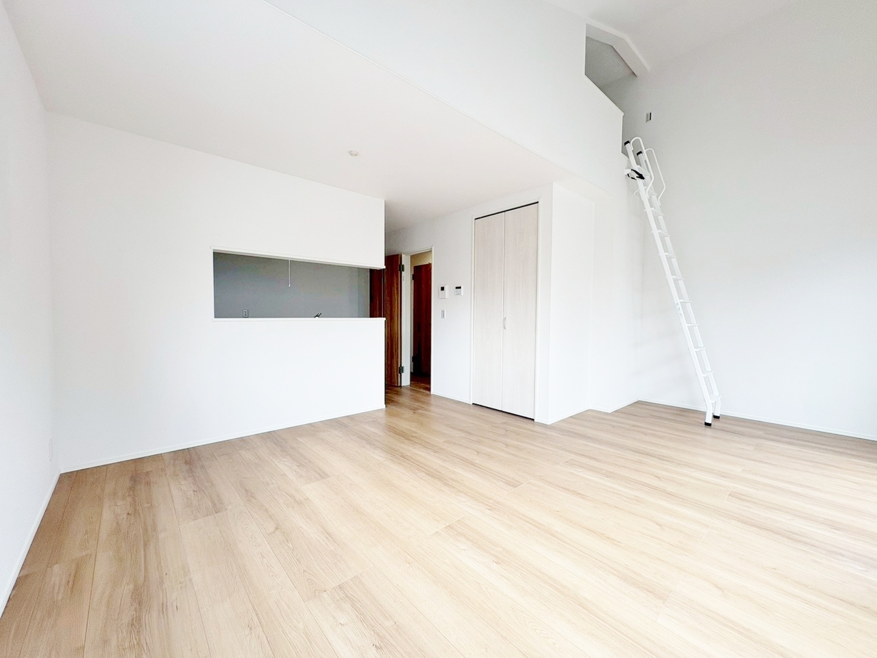 ロフト付きで開放感溢れるリビングです。